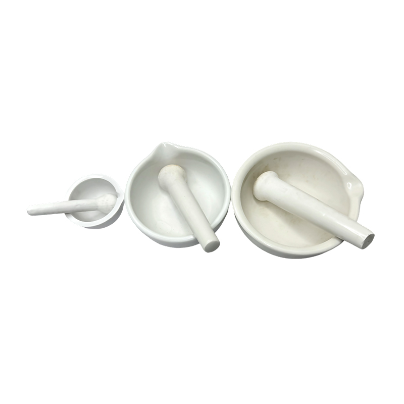Mortier et pilon en porcelaine céramique blanche de laboratoire de chimie