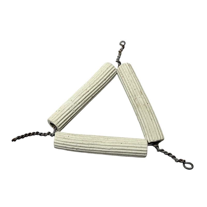 Triangle d'argile céramique de laboratoire avec fil