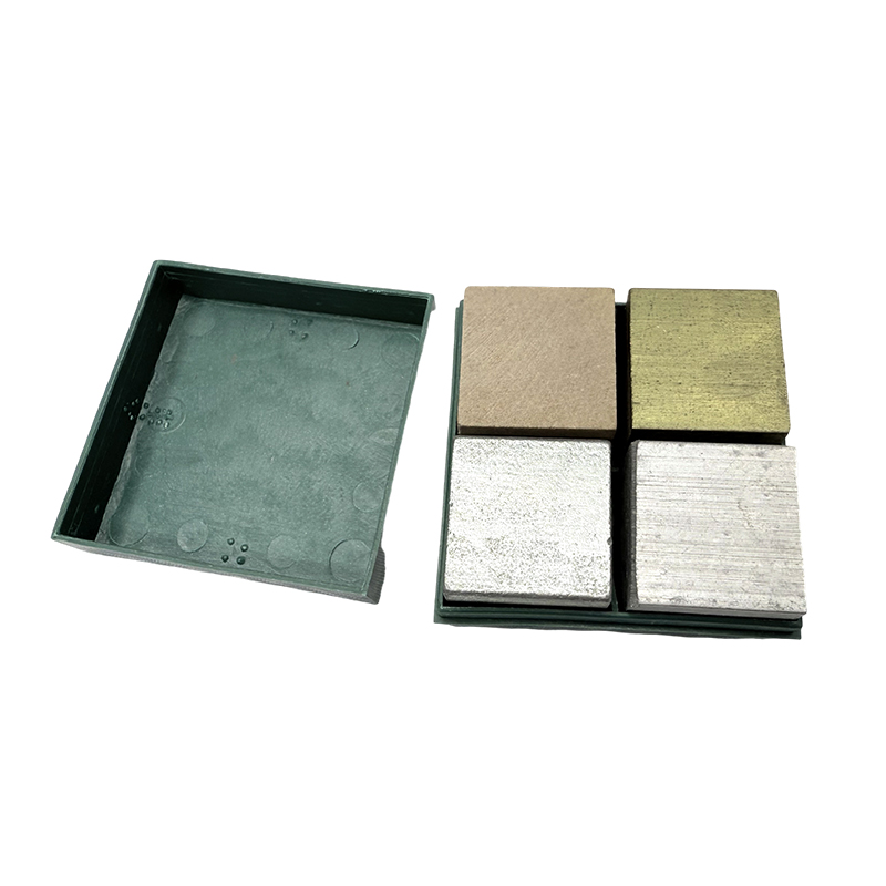 Blocs de densité de groupe de cubes (cuivre, fer, aluminium, bois) pour l'enseignement de la densité physique