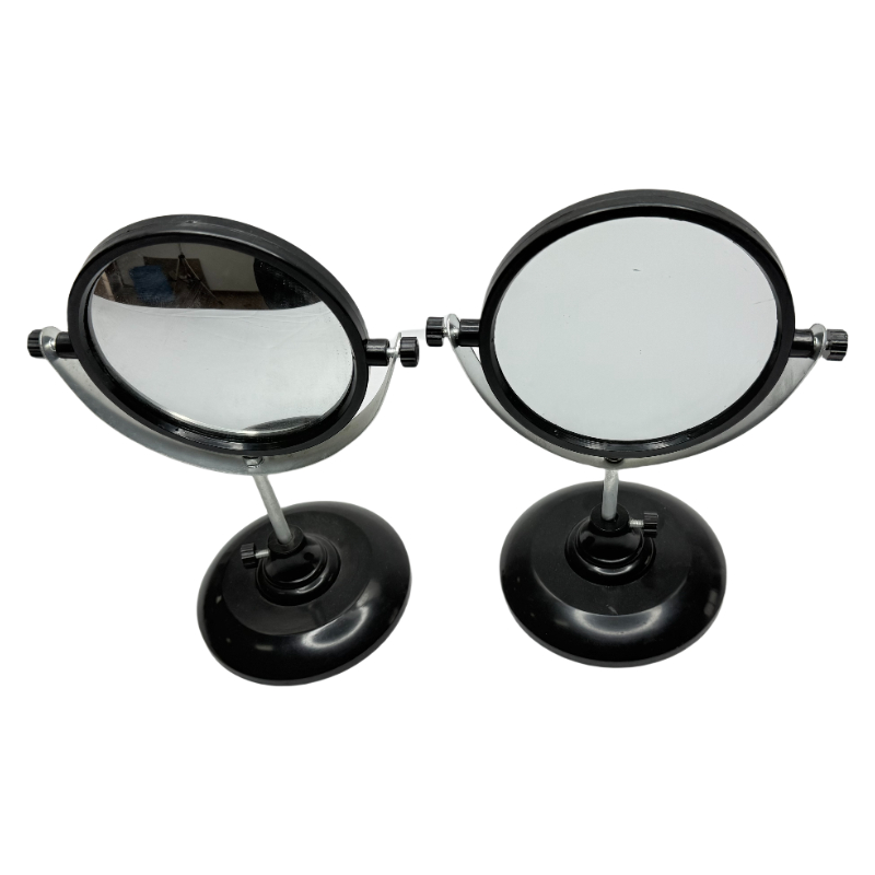 Tenir un miroir convexe concave/tenir une démonstration de miroir convexe concave